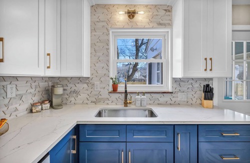 Euclid House | Welcome to the Buckeye Bungalow, sleeps 8 with A/C, Wifi and games in Euclid
