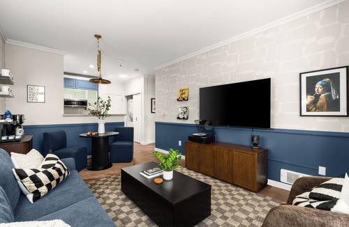 Belltown Condo | Welcome to the Cloudline! Hot tub, pool, & sauna!
