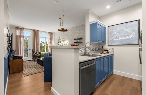 Belltown Condo | Welcome to the Cloudline! Hot tub, pool, & sauna!