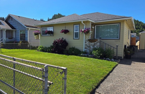 Reedsport House | Welcome to the Dahlia house, a charming coastal retreat