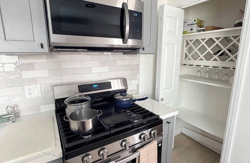 Riverside House | Welcome To The Modern Casita!n2-bedroom apartment in beautiful Riverside