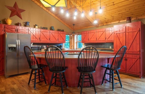 Clarkesville Cabin | Welcome to the Red Star Lodge near Helen, Georgia, a friends and family retreat!