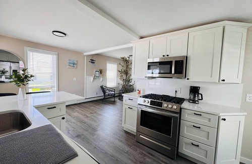 Portsmouth House | Welcome to your Cozy Oceanside Oasis! Sleeps 10! Water Access from the Backyard!
