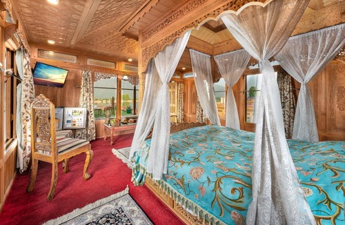 Nagin Bagh Hotel | WelcomHeritage Gurkha Houseboats
