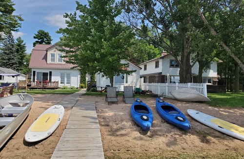 Shawano Cottage | Welcoming 2-bedroom cottage with AC in charming Shawano