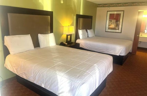 Whitesboro Hotel | Welcoming 2 Queen Beds Near Restaurants - Great for Families - 4 Rooms!