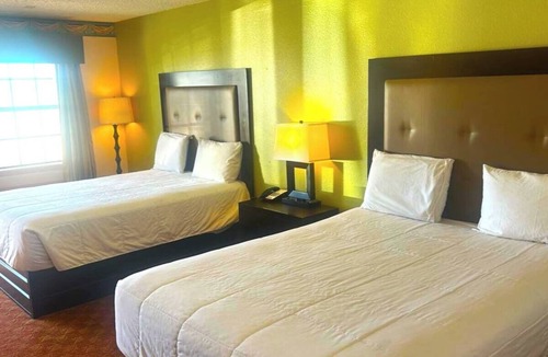 Whitesboro Hotel | Welcoming 2 Queen Beds Near Restaurants - Great for Families - 4 Rooms!