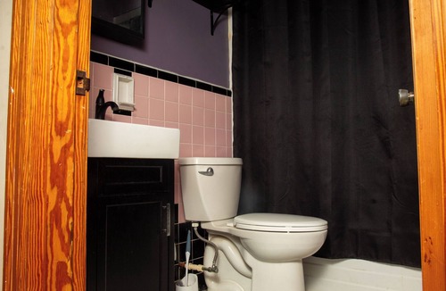 Roselawn Finance Bed & Breakfast | Welcoming cozy private bedroom and a shared bathroom with a large yard