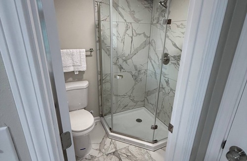 Warrington Apartment | Welcoming studio with AC near Downtown and NAS.