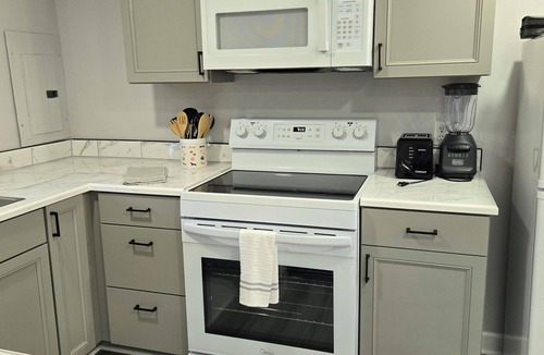 Johnson City Cottage | Welcoming Tiny House close to ETSU, Medical Center and Downtown Johnson City, TN