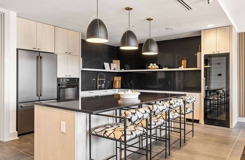 Crystal City Apartment | Well Appointed Apartments W Full Comfort