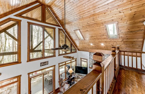 Lake Toxaway Cottage | Well-appointed home moments from award-winning Lake Toxaway Country Club.