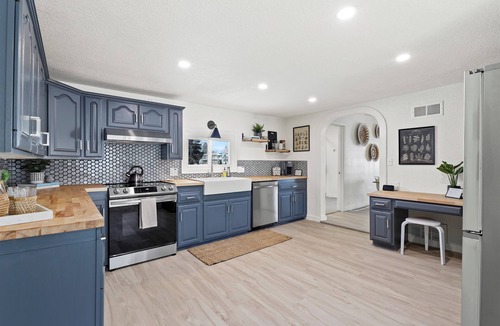 Village of Pewaukee House | Well Appointed Home Steps from Pewaukee Lake + Large Patio ⛱️