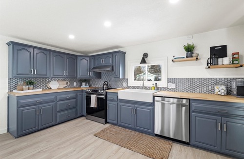 Village of Pewaukee House | Well Appointed Home Steps from Pewaukee Lake + Large Patio ⛱️