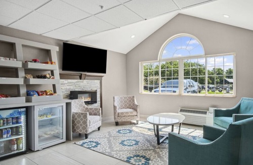 Blue Springs Hotel | Well-Appointed Room Close to Kauffman Stadium – Great for Sports Fans