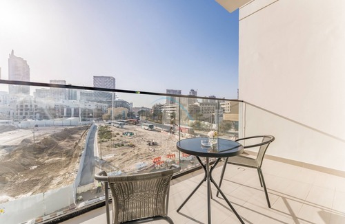 Jumeirah Village Circle Apartment | Well-Appointed Studio, Minutes from Circle Mall and Community Parks - Binghatti Phoenix, Jumeirah Village Circle