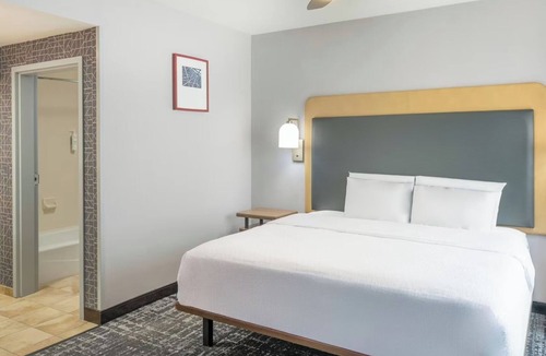 Canonsburg Hotel | Well-Equipped Executive Suite Close to Corporate Centers & Pittsburgh Highlights
