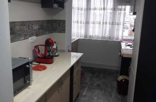 Craiova Apartment | well-equipped kitchen, shops downstairs, train station 5 minutes away