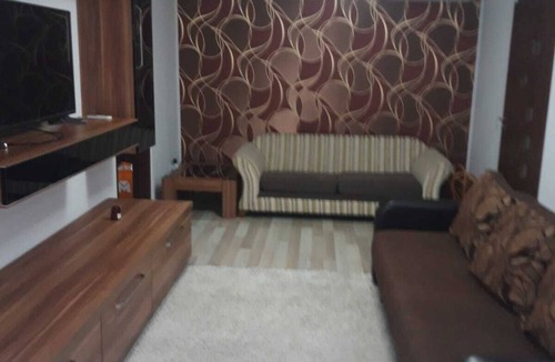 Craiova Apartment | well-equipped kitchen, shops downstairs, train station 5 minutes away