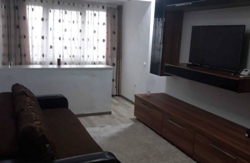 Craiova Apartment | well-equipped kitchen, shops downstairs, train station 5 minutes away