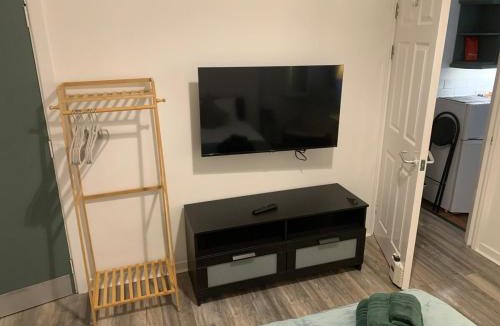 Trafford Apartment | Well-equipped studio apartment