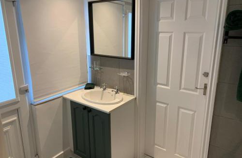 Trafford Apartment | Well-equipped studio apartment