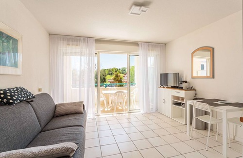 Ciboure Apartment | Well-equipped studio facing the golf course, with swimming pool and parking space