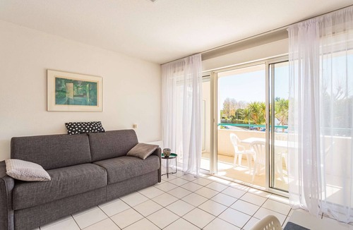 Ciboure Apartment | Well-equipped studio facing the golf course, with swimming pool and parking space