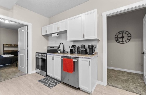 West Central Apartment | Well-Located 2BR Downtown Apartment | Central Stay