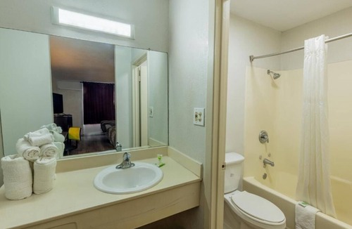 Beeville Hotel | Well-Located Budget-Friendly Room w/Parking – Close to Local Spots