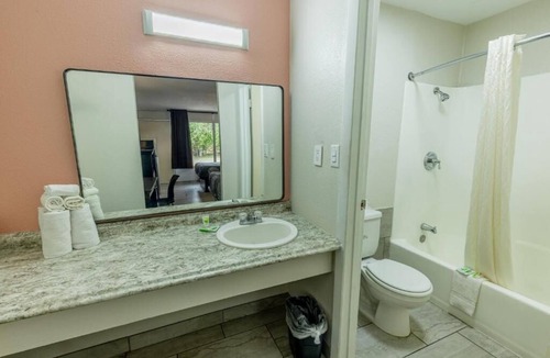 Beeville Hotel | Well-Located Budget-Friendly Room w/Parking – Close to Local Spots