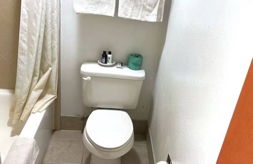 Whitesboro Hotel | Well-Located King Bed Close to Lake Texoma Adventures - Located along US Hwy 82