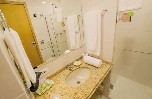 Civic Center Hotel | Well Maintained & Comfortable Master Suite