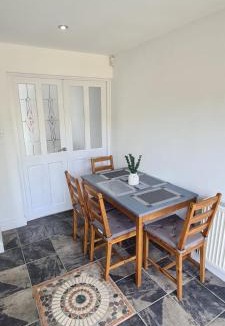 Bramcote Apartment | Well presented 3 Bed House- 9 Guests - Great for Leisure stays or Contractors -NG8 postcode