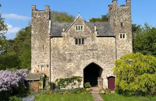 Mathern House | Welsh Gatehouse A Historic Castle Retreat that Welcomes Dogs and Electric Vehicles