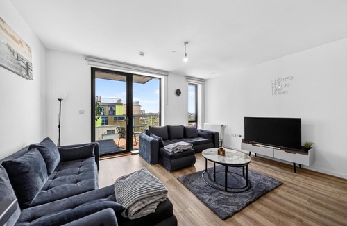Wembley Central Apartment | Wembley 2BR Spacious Modern Skyline View Sleeps 8