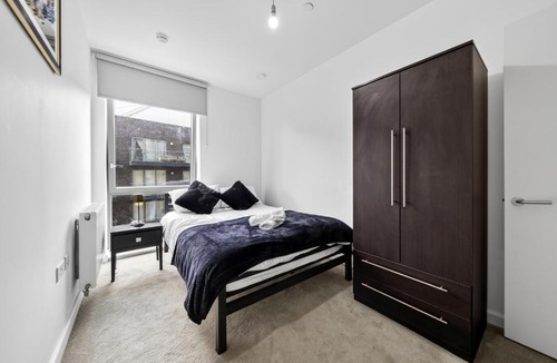 Wembley Central Apartment | Wembley 2BR Spacious Modern Skyline View Sleeps 8