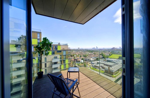 Wembley Central Apartment | Wembley 2BR Spacious Modern Skyline View Sleeps 8