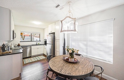 Woodway House | Wendy’s Hideaway - 12 min from Magnolia & Baylor