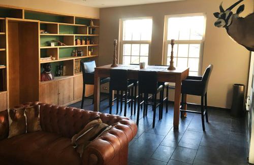 Dion-Valmont House | Wengé Lodge