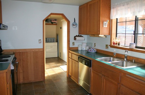 River West Cottage | West Bend! Cozy, Pet Friendly, Secluded Yard & Hot Tub!