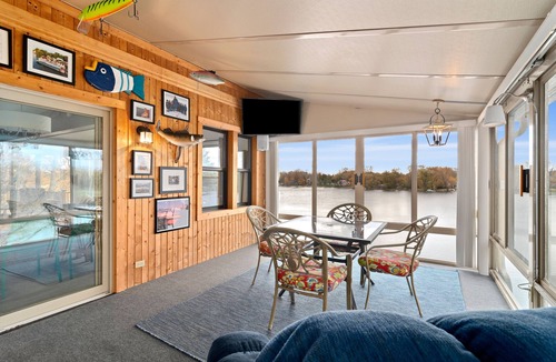 West Bend House | West Bend Lake House - Sleeps 12 - Add The Pontoon