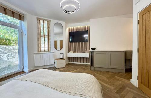 West Cliff Apartment | West Cliff Studio - Private Garden mins from Beach