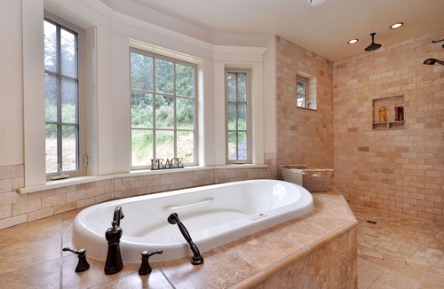 Victoria House | West Coast Warmth and Luxury with water views and hot tub!