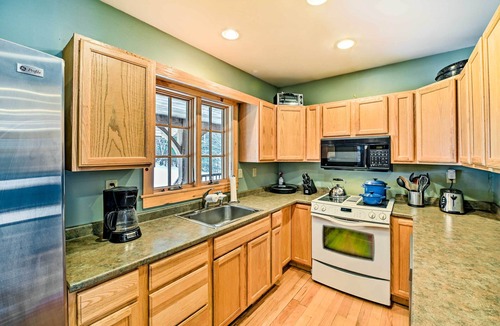 West Dover Cottage | West Dover Home w/Deck ~ 2 Mi to Mount Snow!