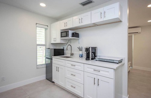 Tradewinds Condo | West End Paradise Unit Coral 4 - One bedroom efficiency suite