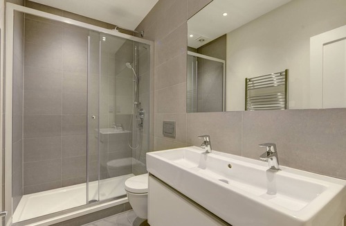Ravenscourt Park Apartment | West London Spacious 3 Bed Apartment