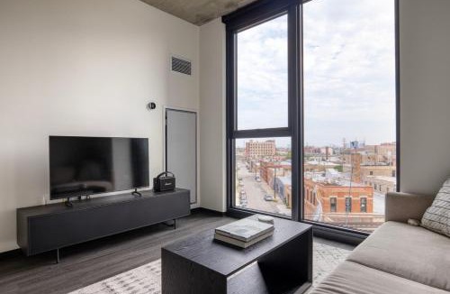 Near West Side Apartment | West Loop 1br w pool grills nr Fulton Market CHI-964