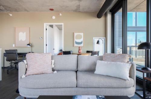 Near West Side Apartment | West Loop 2br w rooftop gym close to L CHI-965