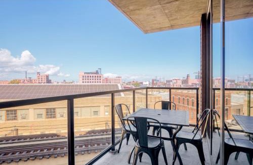 Near West Side Apartment | West Loop 2br w rooftop gym close to L CHI-965